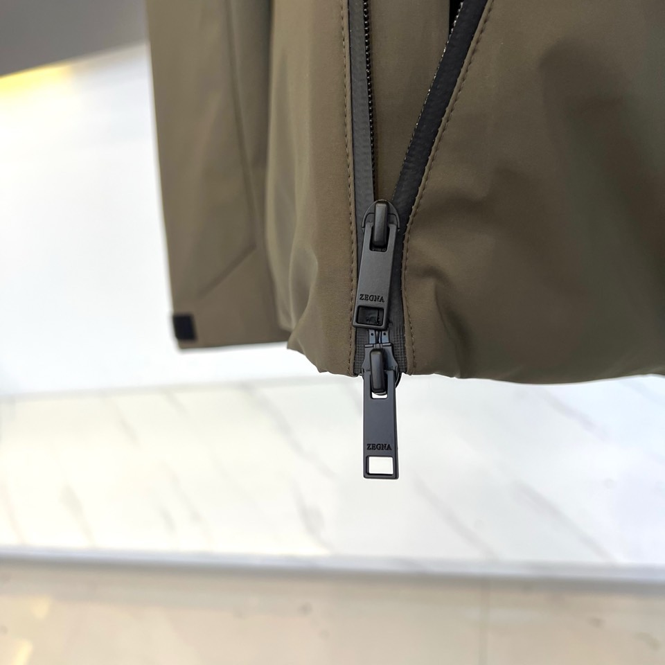 Zegna杰尼亚（鹅绒）、2025秋冬新品男士羽绒服夹克，以现代都市探索精神为灵感，推出这款兼具实用功能