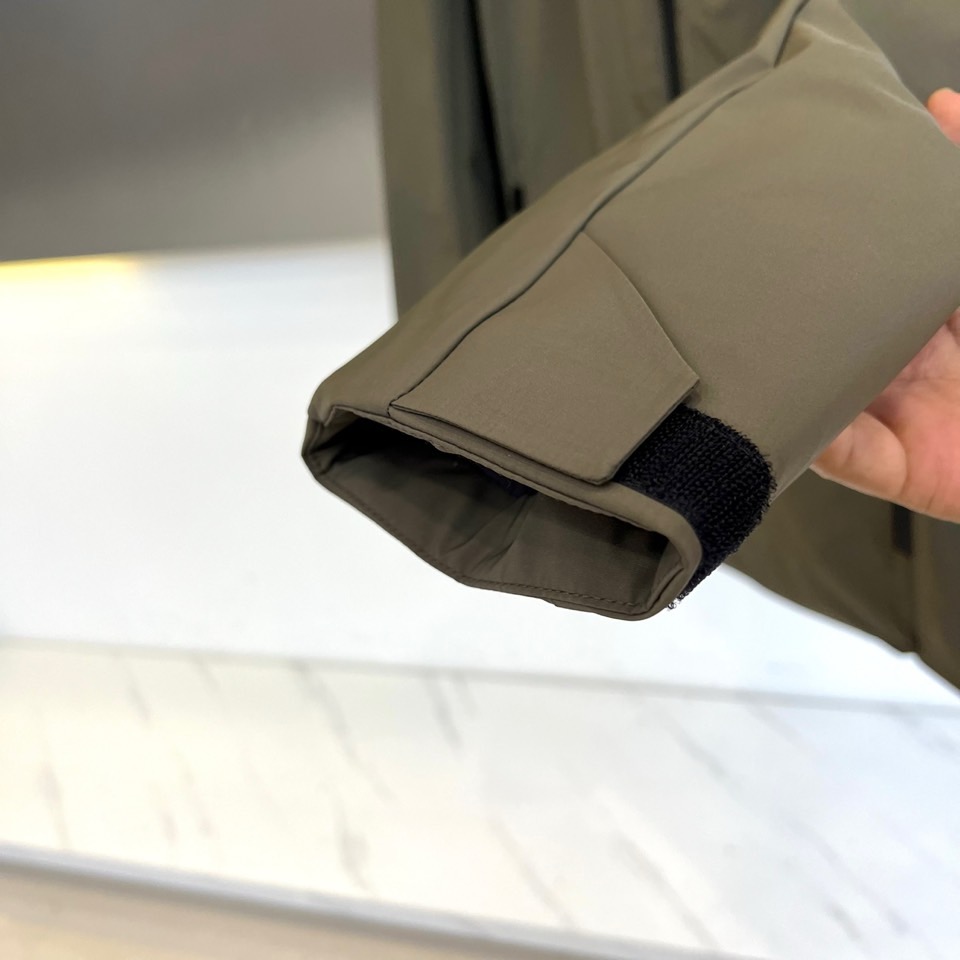 Zegna杰尼亚（鹅绒）、2025秋冬新品男士羽绒服夹克，以现代都市探索精神为灵感，推出这款兼具实用功能