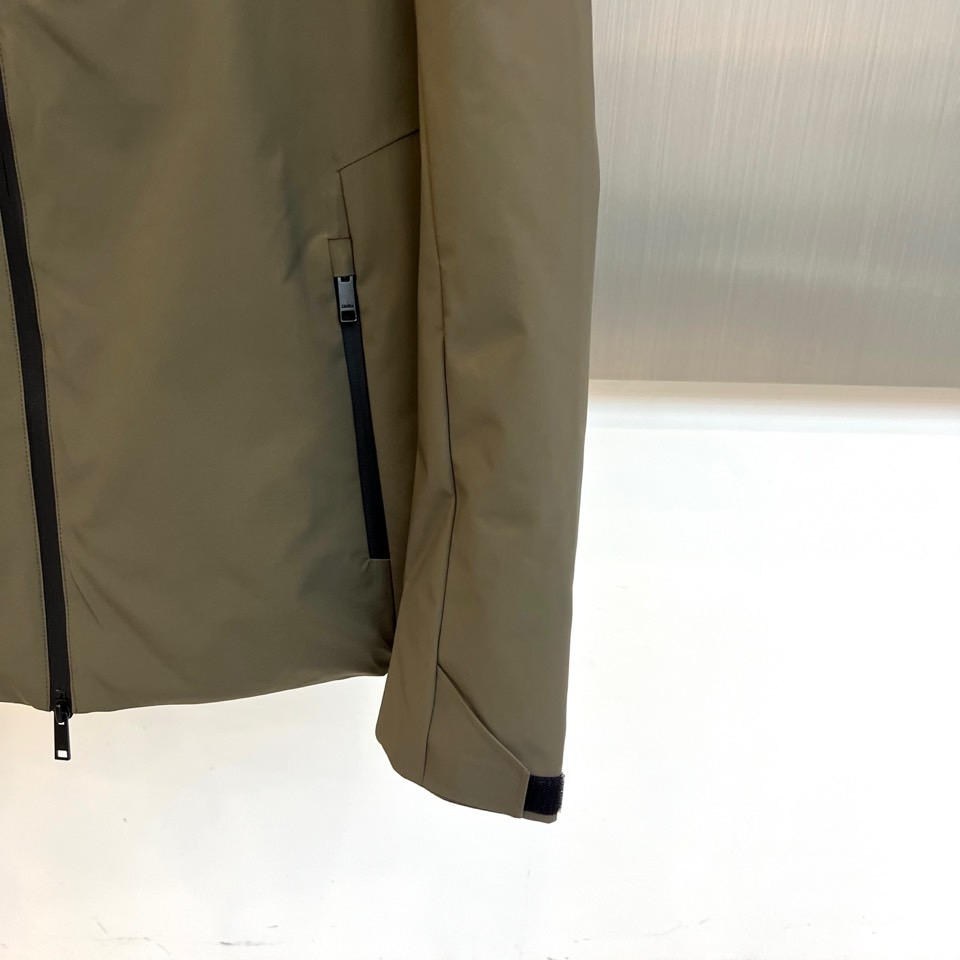 Zegna杰尼亚（鹅绒）、2025秋冬新品男士羽绒服夹克，以现代都市探索精神为灵感，推出这款兼具实用功能