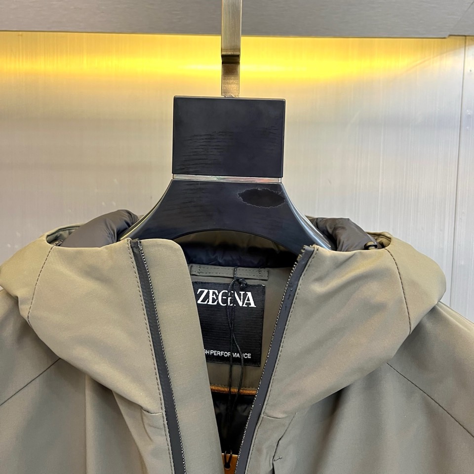 Zegna杰尼亚（鹅绒）、2025秋冬新品男士羽绒服夹克，以现代都市探索精神为灵感，推出这款兼具实用功能
