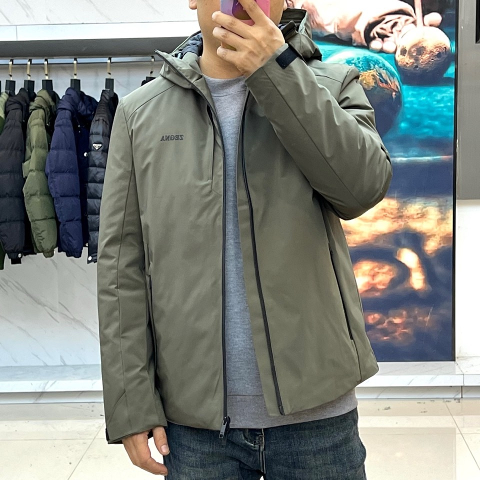 Zegna杰尼亚（鹅绒）、2025秋冬新品男士羽绒服夹克，以现代都市探索精神为灵感，推出这款兼具实用功能