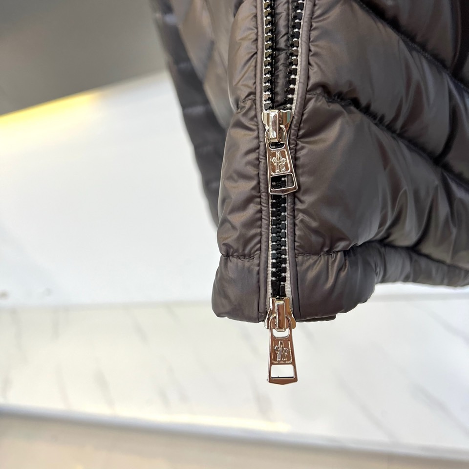 Mon蒙口（纯鹅绒）、2025秋冬新品羽绒服以深灰色调演绎现代极简美学，立领设计搭配银色拉链开合，衣身通