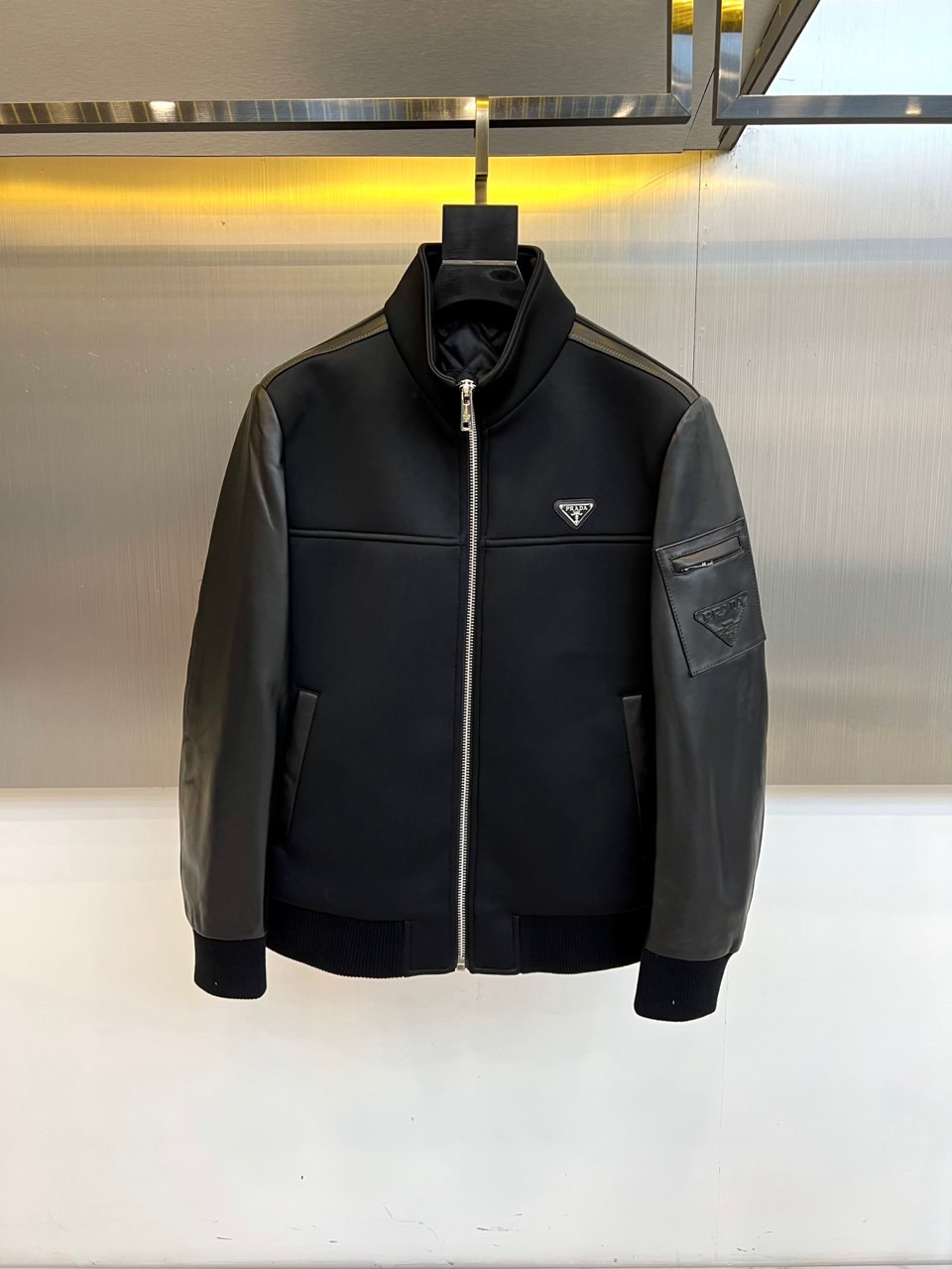 Prad普拉、2025秋冬新品 P家拼皮夹克，这款夹克采用驼色与深棕色的创新拼接设计，拼色用于袖部与装饰