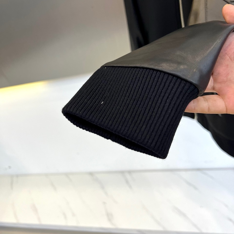 Prad普拉、2025秋冬新品 P家拼皮夹克，这款夹克采用驼色与深棕色的创新拼接设计，拼色用于袖部与装饰