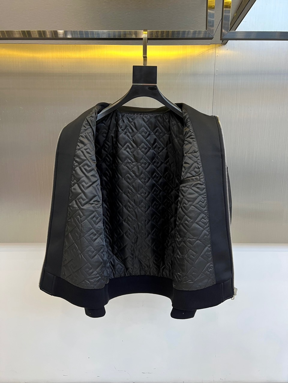 Prad普拉、2025秋冬新品 P家拼皮夹克，这款夹克采用驼色与深棕色的创新拼接设计，拼色用于袖部与装饰