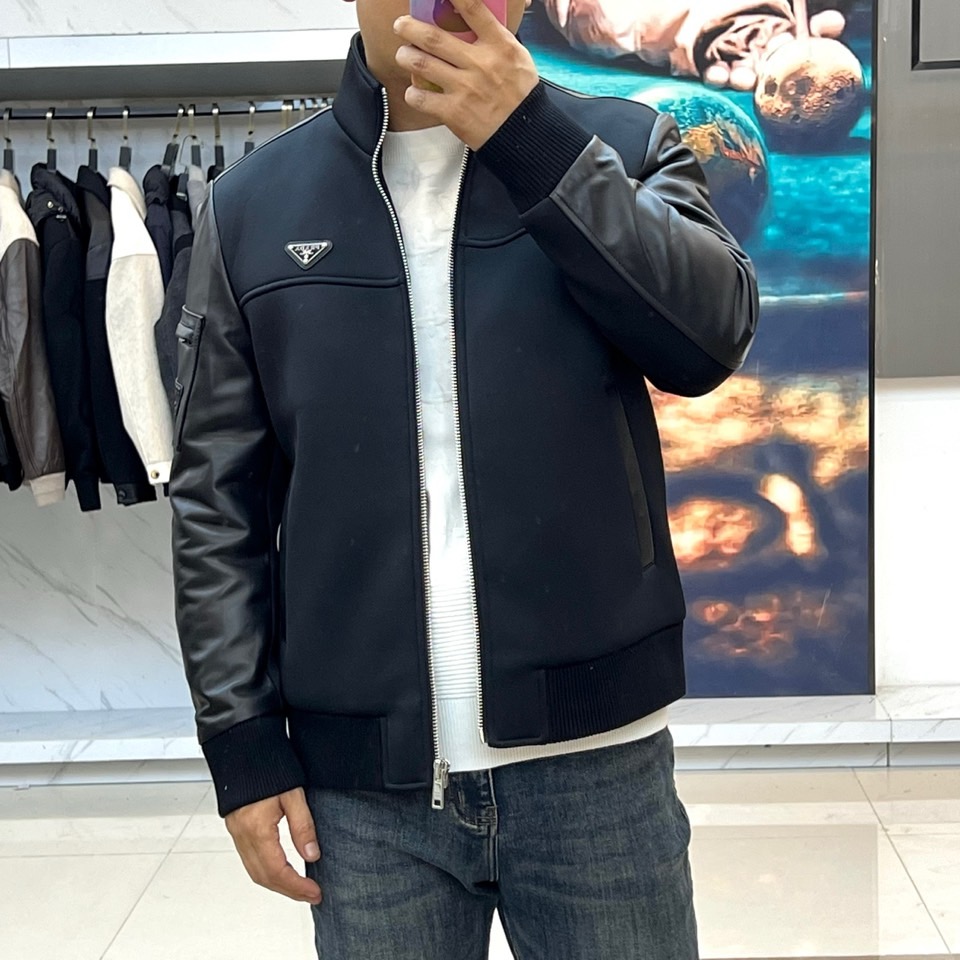 Prad普拉、2025秋冬新品 P家拼皮夹克，这款夹克采用驼色与深棕色的创新拼接设计，拼色用于袖部与装饰