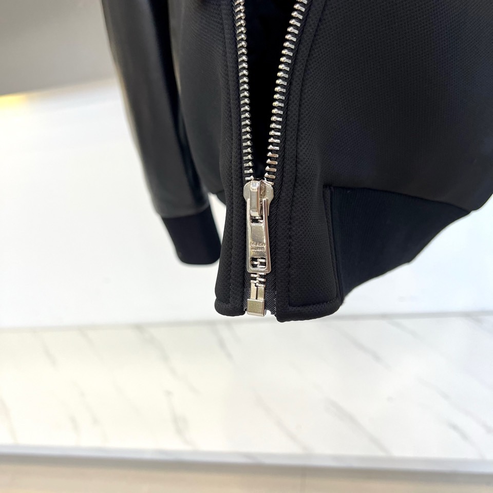 Prad普拉、2025秋冬新品 P家拼皮夹克，这款夹克采用驼色与深棕色的创新拼接设计，拼色用于袖部与装饰