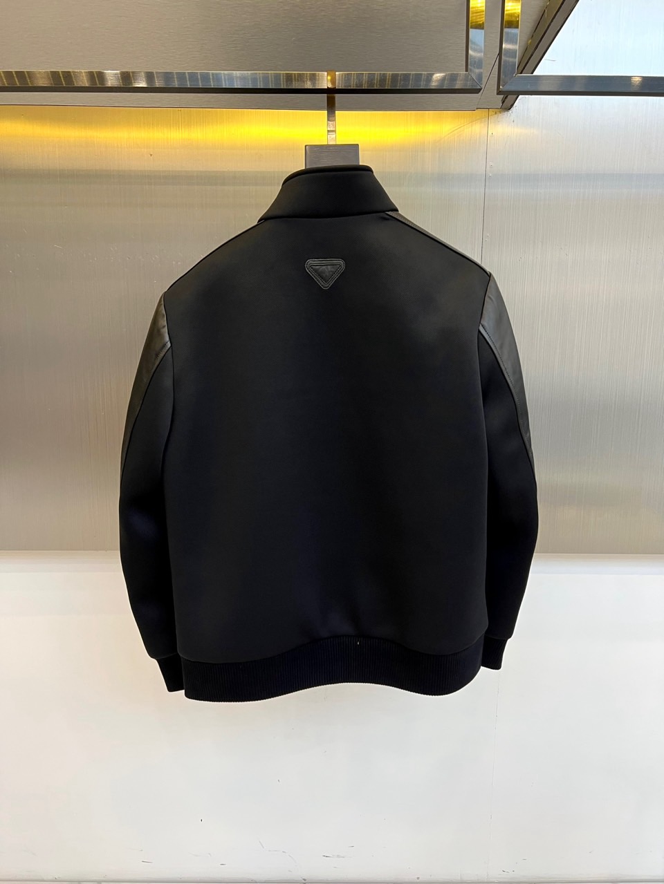 Prad普拉、2025秋冬新品 P家拼皮夹克，这款夹克采用驼色与深棕色的创新拼接设计，拼色用于袖部与装饰