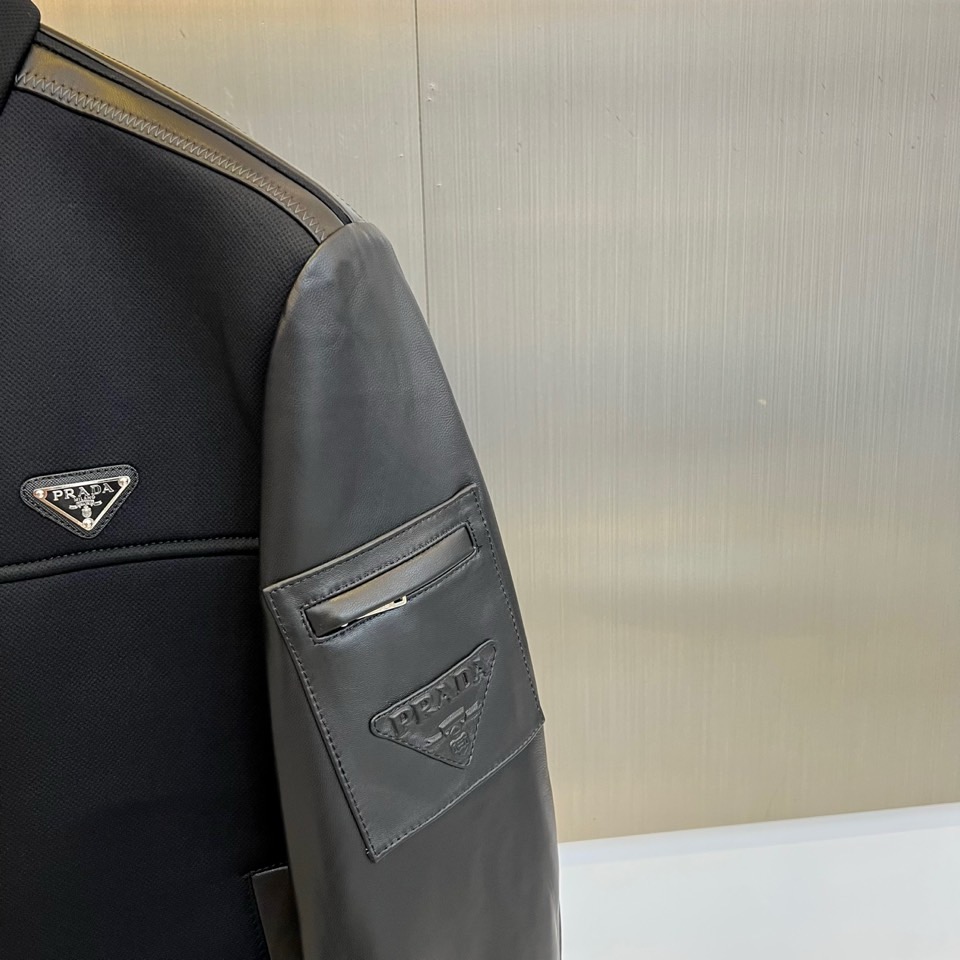 Prad普拉、2025秋冬新品 P家拼皮夹克，这款夹克采用驼色与深棕色的创新拼接设计，拼色用于袖部与装饰