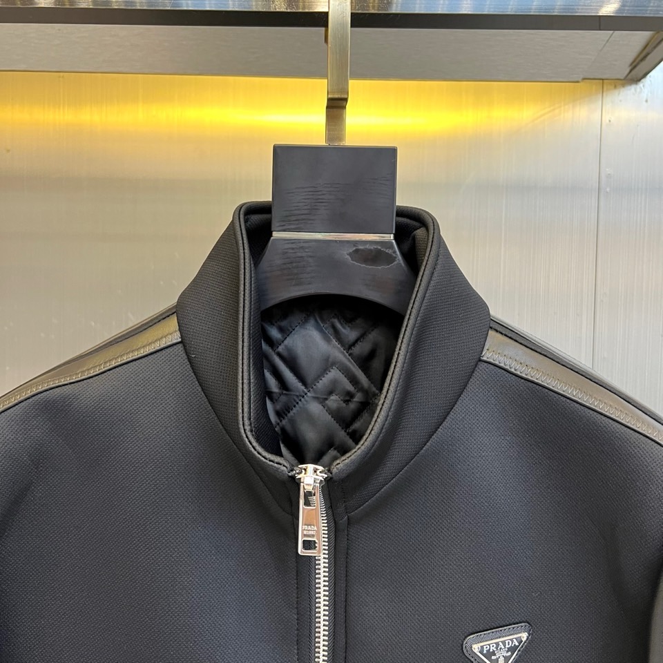 Prad普拉、2025秋冬新品 P家拼皮夹克，这款夹克采用驼色与深棕色的创新拼接设计，拼色用于袖部与装饰