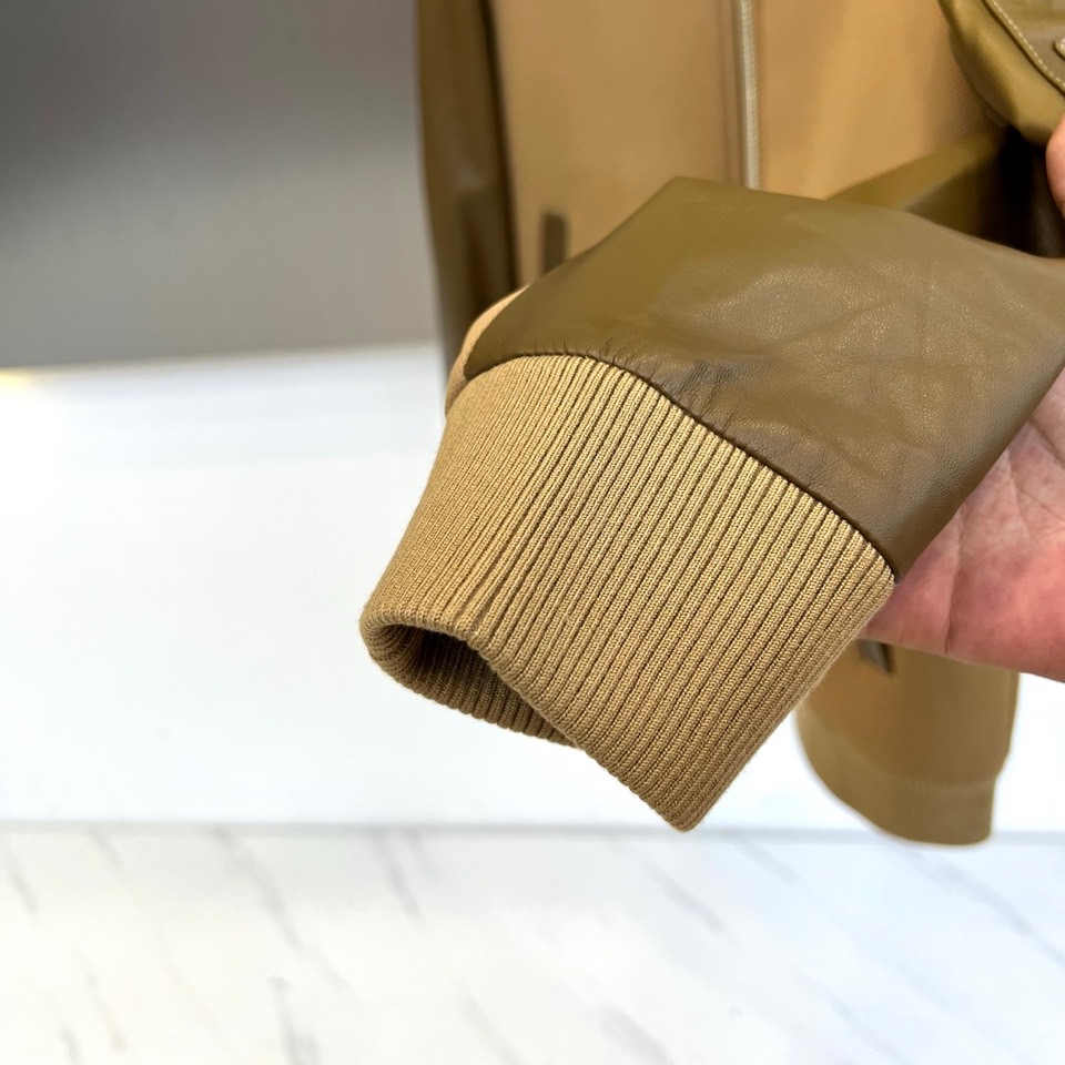 Prad普拉、2025秋冬新品 P家拼皮夹克，这款夹克采用驼色与深棕色的创新拼接设计，拼色用于袖部与装饰