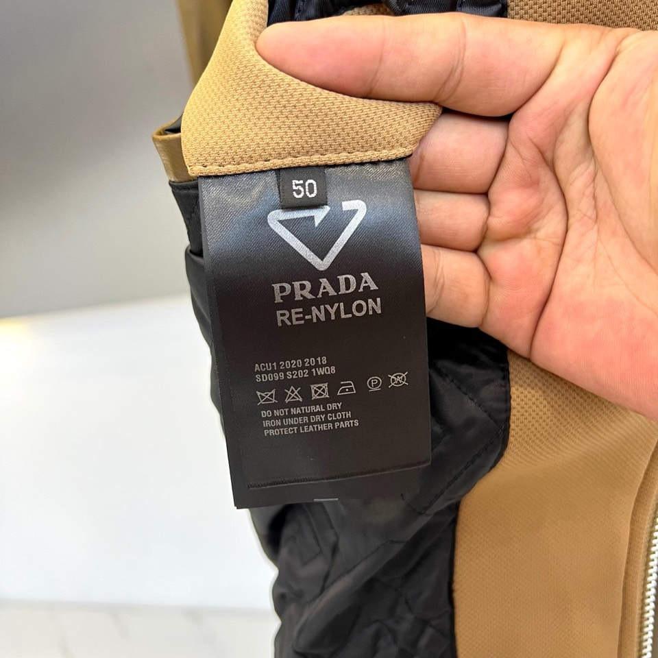 Prad普拉、2025秋冬新品 P家拼皮夹克，这款夹克采用驼色与深棕色的创新拼接设计，拼色用于袖部与装饰