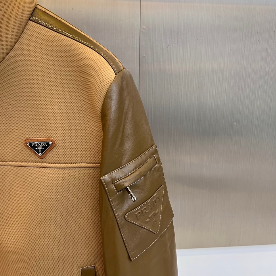 Prad普拉、2025秋冬新品 P家拼皮夹克，这款夹克采用驼色与深棕色的创新拼接设计，拼色用于袖部与装饰