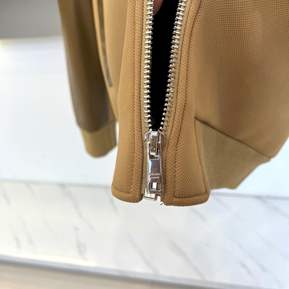 Prad普拉、2025秋冬新品 P家拼皮夹克，这款夹克采用驼色与深棕色的创新拼接设计，拼色用于袖部与装饰