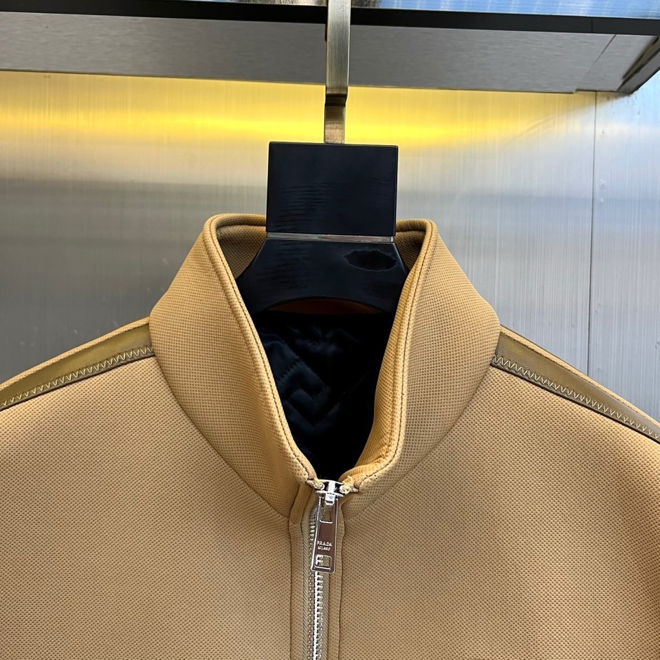 Prad普拉、2025秋冬新品 P家拼皮夹克，这款夹克采用驼色与深棕色的创新拼接设计，拼色用于袖部与装饰