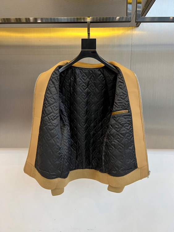 Prad普拉、2025秋冬新品 P家拼皮夹克，这款夹克采用驼色与深棕色的创新拼接设计，拼色用于袖部与装饰