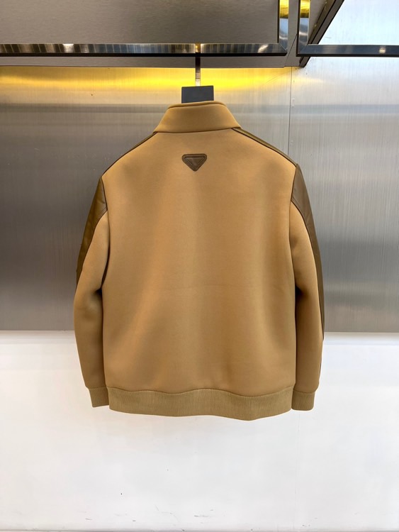 Prad普拉、2025秋冬新品 P家拼皮夹克，这款夹克采用驼色与深棕色的创新拼接设计，拼色用于袖部与装饰