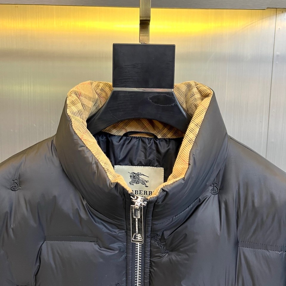 Bur巴宝莉、2025秋冬新品黑色羽绒服，以简约立领设计和利落剪裁展现现代英伦风尚。衣身采用品牌标志性的