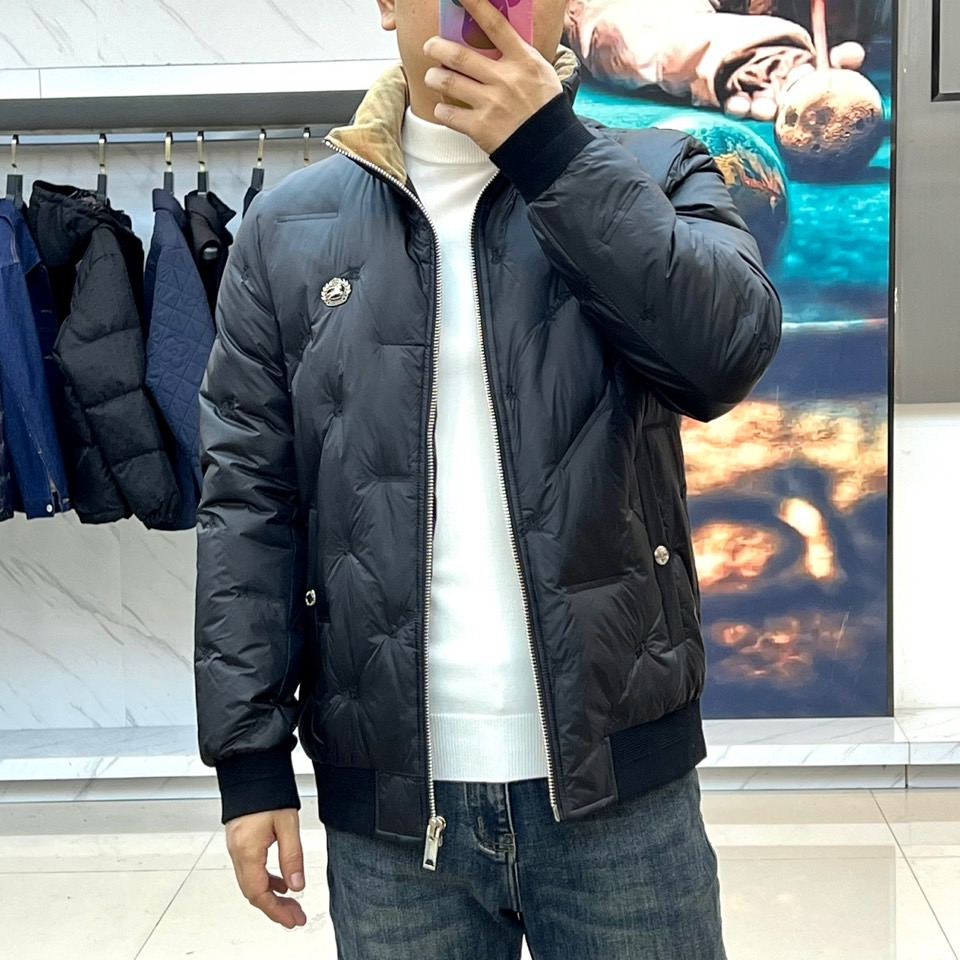 Bur巴宝莉、2025秋冬新品黑色羽绒服，以简约立领设计和利落剪裁展现现代英伦风尚。衣身采用品牌标志性的