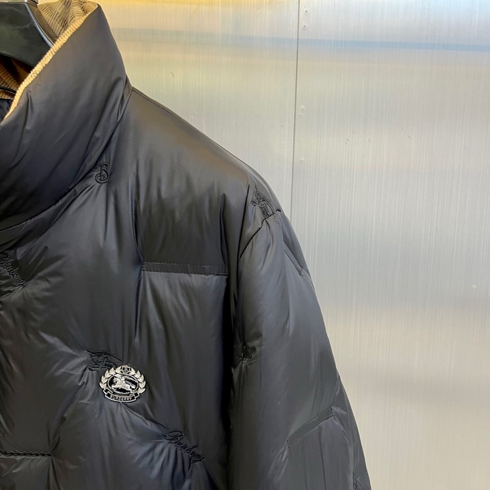 Bur巴宝莉、2025秋冬新品黑色羽绒服，以简约立领设计和利落剪裁展现现代英伦风尚。衣身采用品牌标志性的