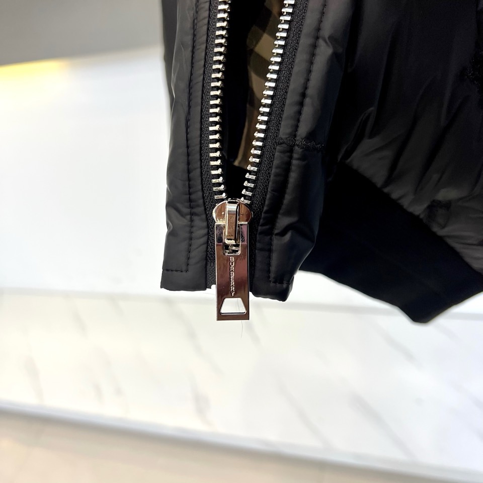 Bur巴宝莉、2025秋冬新品黑色羽绒服，以简约立领设计和利落剪裁展现现代英伦风尚。衣身采用品牌标志性的