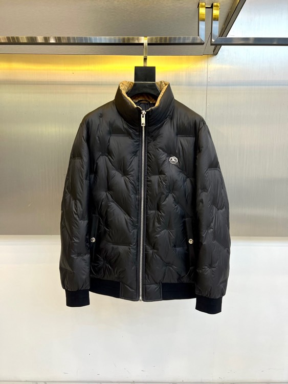 Bur巴宝莉、2025秋冬新品黑色羽绒服，以简约立领设计和利落剪裁展现现代英伦风尚。衣身采用品牌标志性的