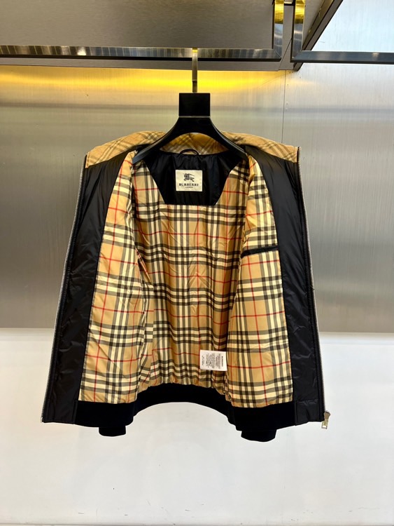 Bur巴宝莉、2025秋冬新品黑色羽绒服，以简约立领设计和利落剪裁展现现代英伦风尚。衣身采用品牌标志性的