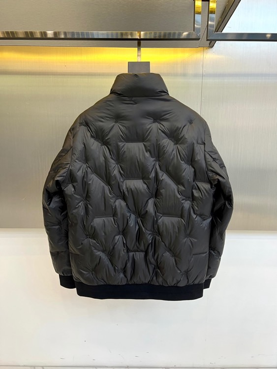 Bur巴宝莉、2025秋冬新品黑色羽绒服，以简约立领设计和利落剪裁展现现代英伦风尚。衣身采用品牌标志性的