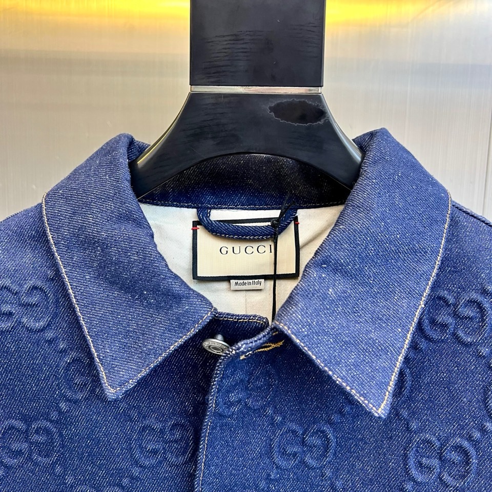 Gucc古驰、2025秋冬新品牛仔夹克以深邃蓝色诠释经典与创新的完美平衡。款式采用标志性的翻领设计与五颗