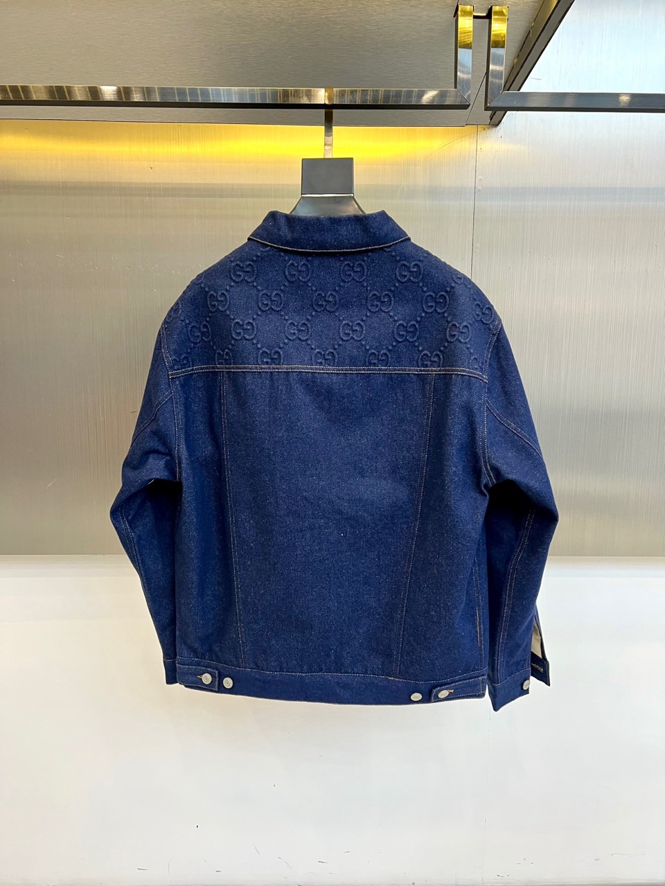 Gucc古驰、2025秋冬新品牛仔夹克以深邃蓝色诠释经典与创新的完美平衡。款式采用标志性的翻领设计与五颗