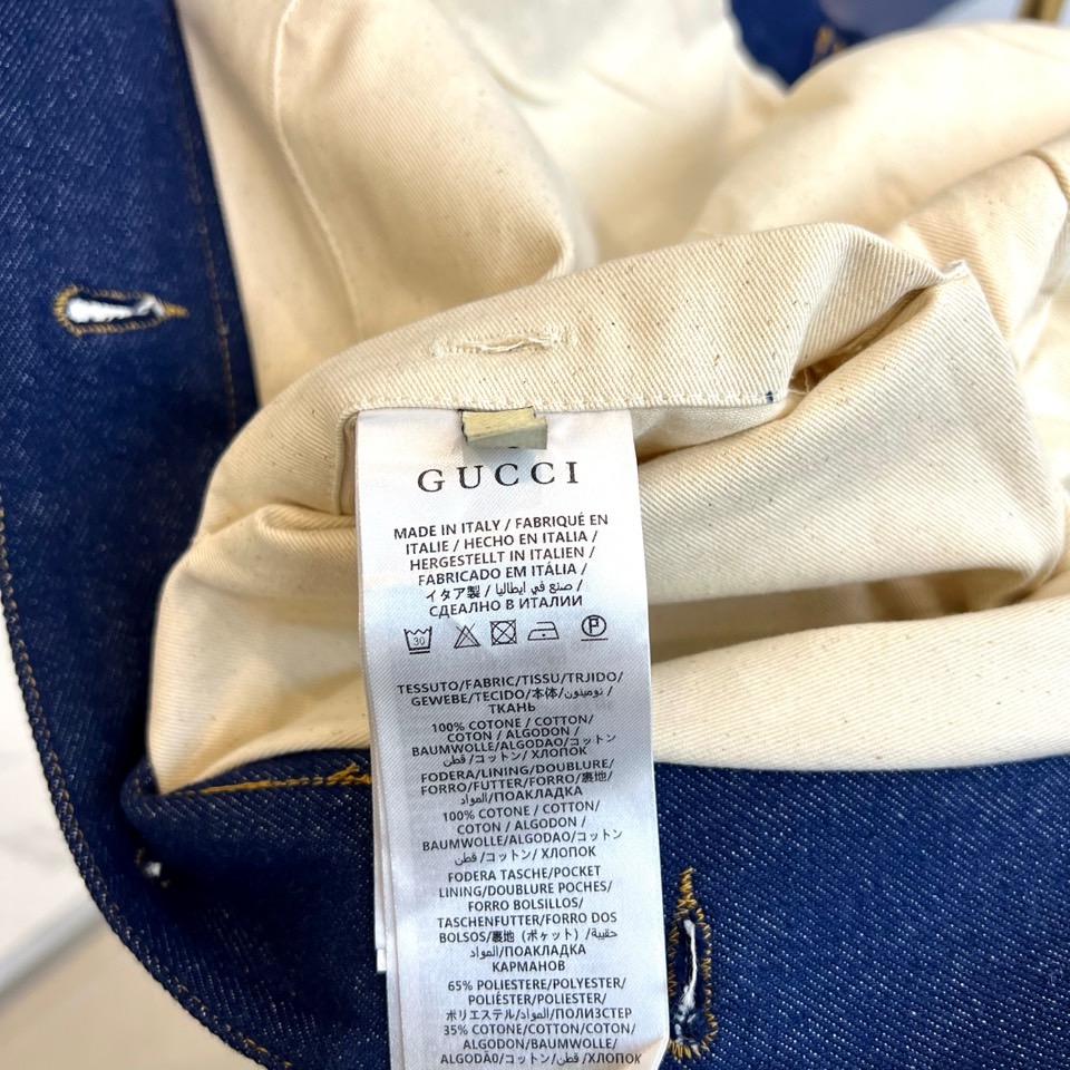 Gucc古驰、2025秋冬新品牛仔夹克以深邃蓝色诠释经典与创新的完美平衡。款式采用标志性的翻领设计与五颗