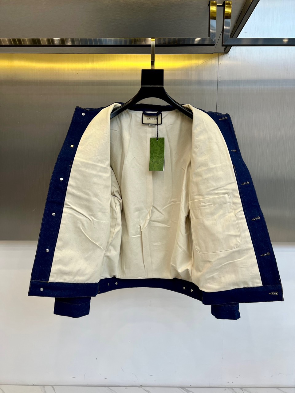 Gucc古驰、2025秋冬新品牛仔夹克以深邃蓝色诠释经典与创新的完美平衡。款式采用标志性的翻领设计与五颗