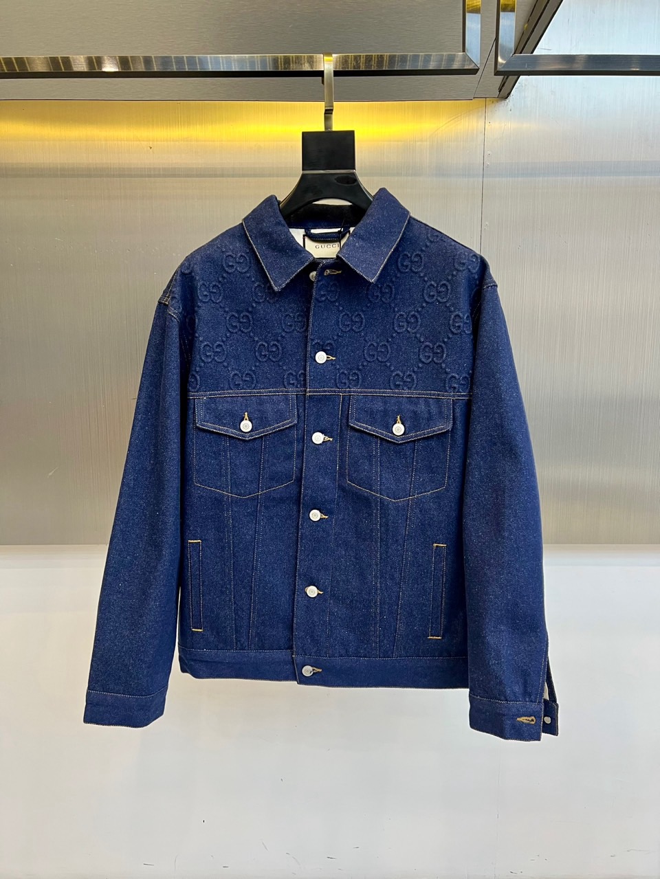 Gucc古驰、2025秋冬新品牛仔夹克以深邃蓝色诠释经典与创新的完美平衡。款式采用标志性的翻领设计与五颗