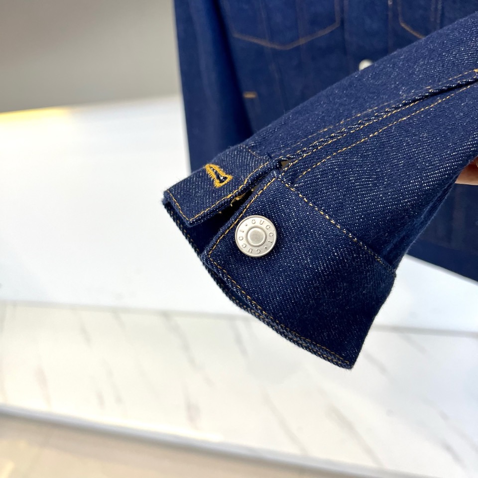 Gucc古驰、2025秋冬新品牛仔夹克以深邃蓝色诠释经典与创新的完美平衡。款式采用标志性的翻领设计与五颗