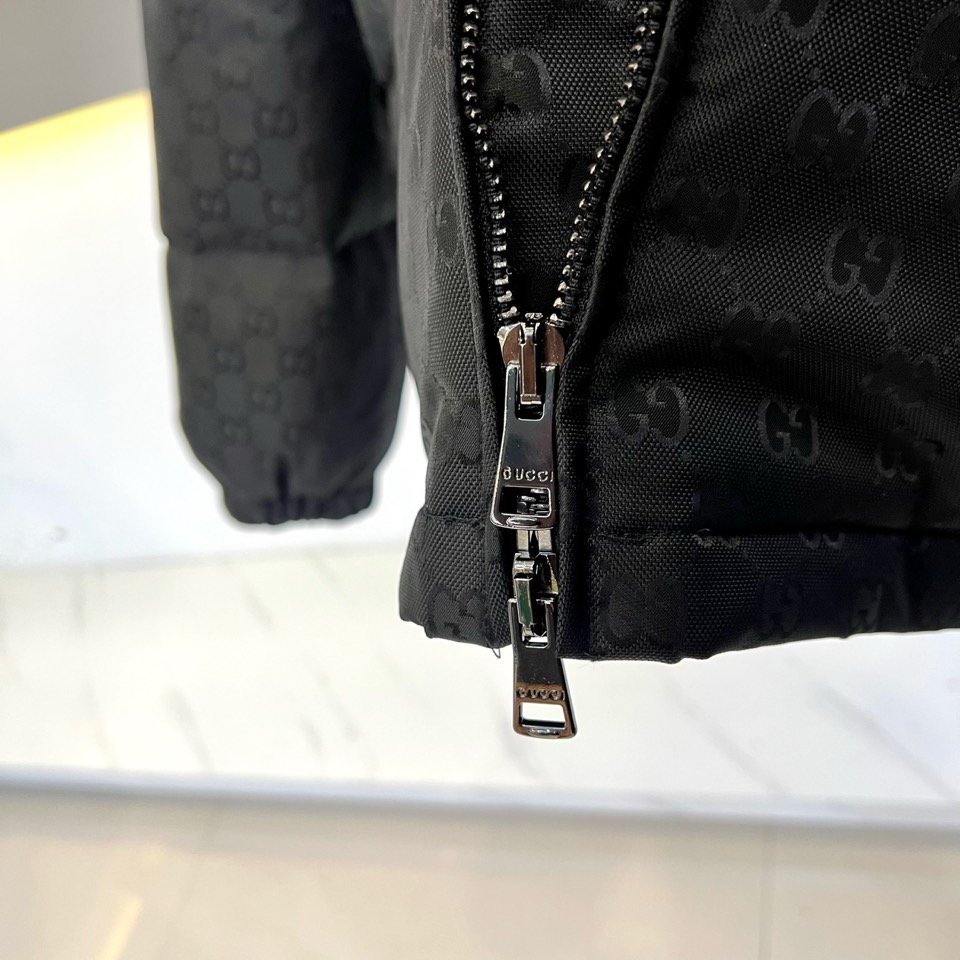 Gu古驰（鹅绒）、2025秋冬新品羽绒服，以经典黑色为基调，通体铺满品牌标志性的双G图案，彰显浓郁的品牌