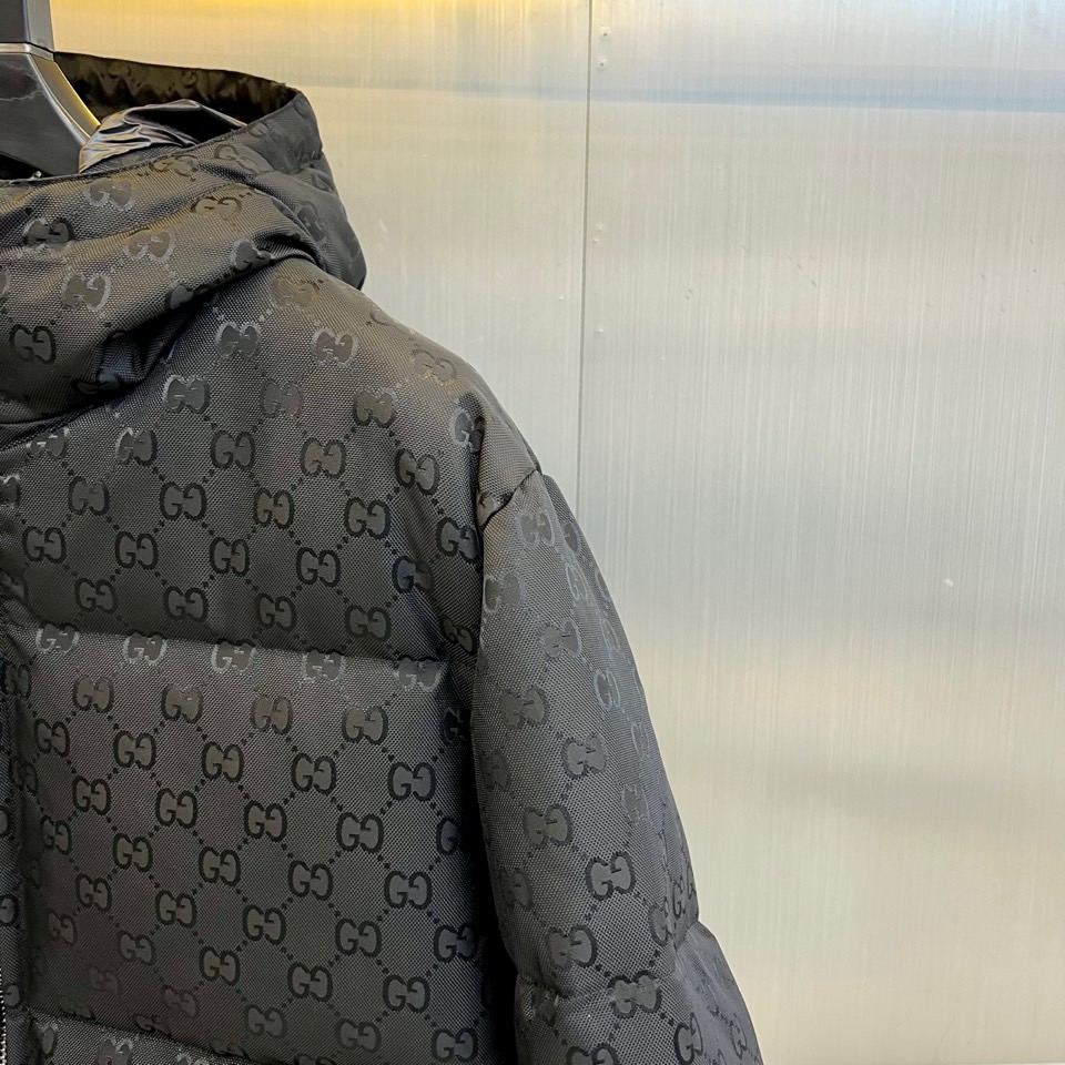 Gu古驰（鹅绒）、2025秋冬新品羽绒服，以经典黑色为基调，通体铺满品牌标志性的双G图案，彰显浓郁的品牌