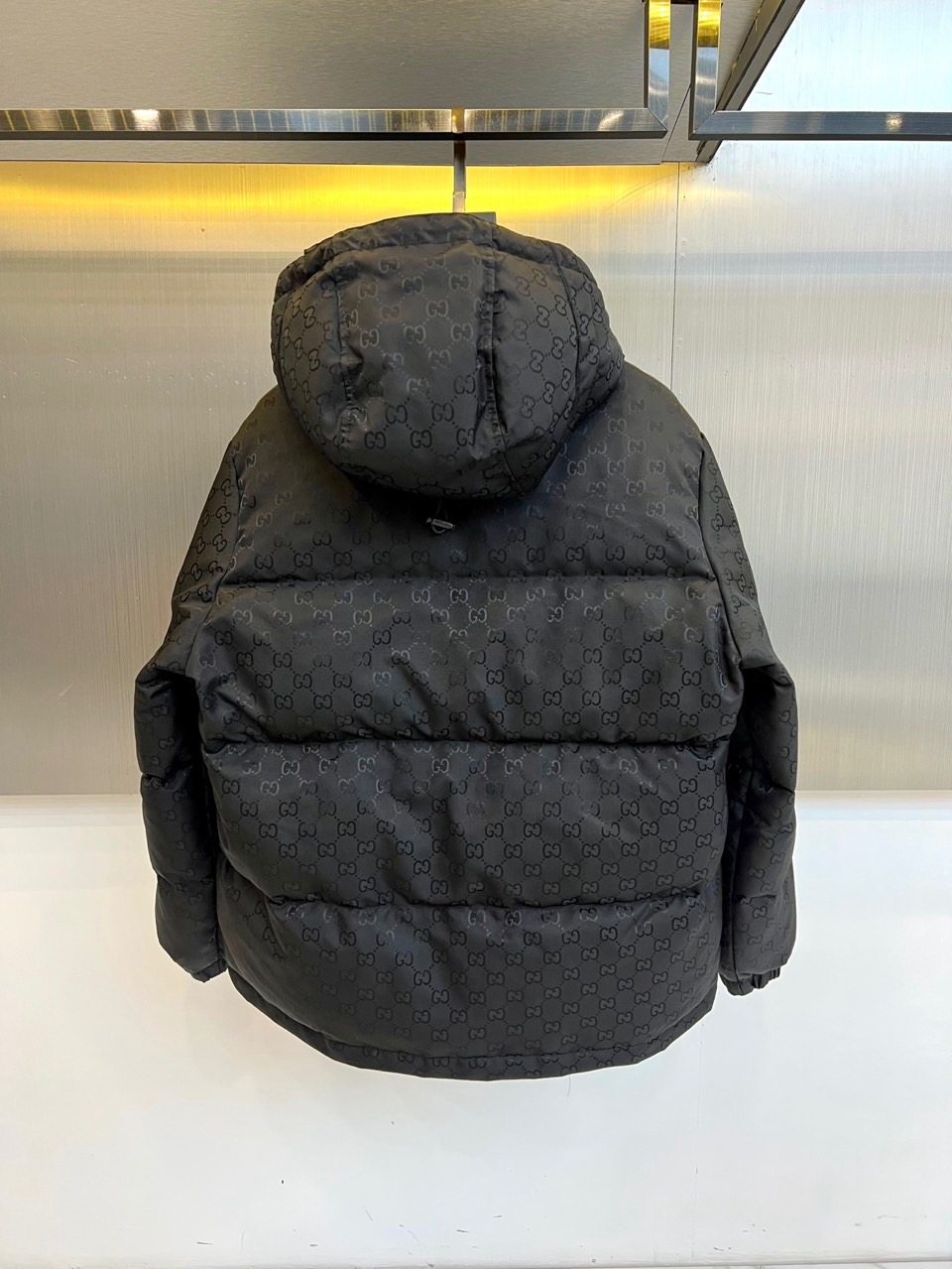 Gu古驰（鹅绒）、2025秋冬新品羽绒服，以经典黑色为基调，通体铺满品牌标志性的双G图案，彰显浓郁的品牌