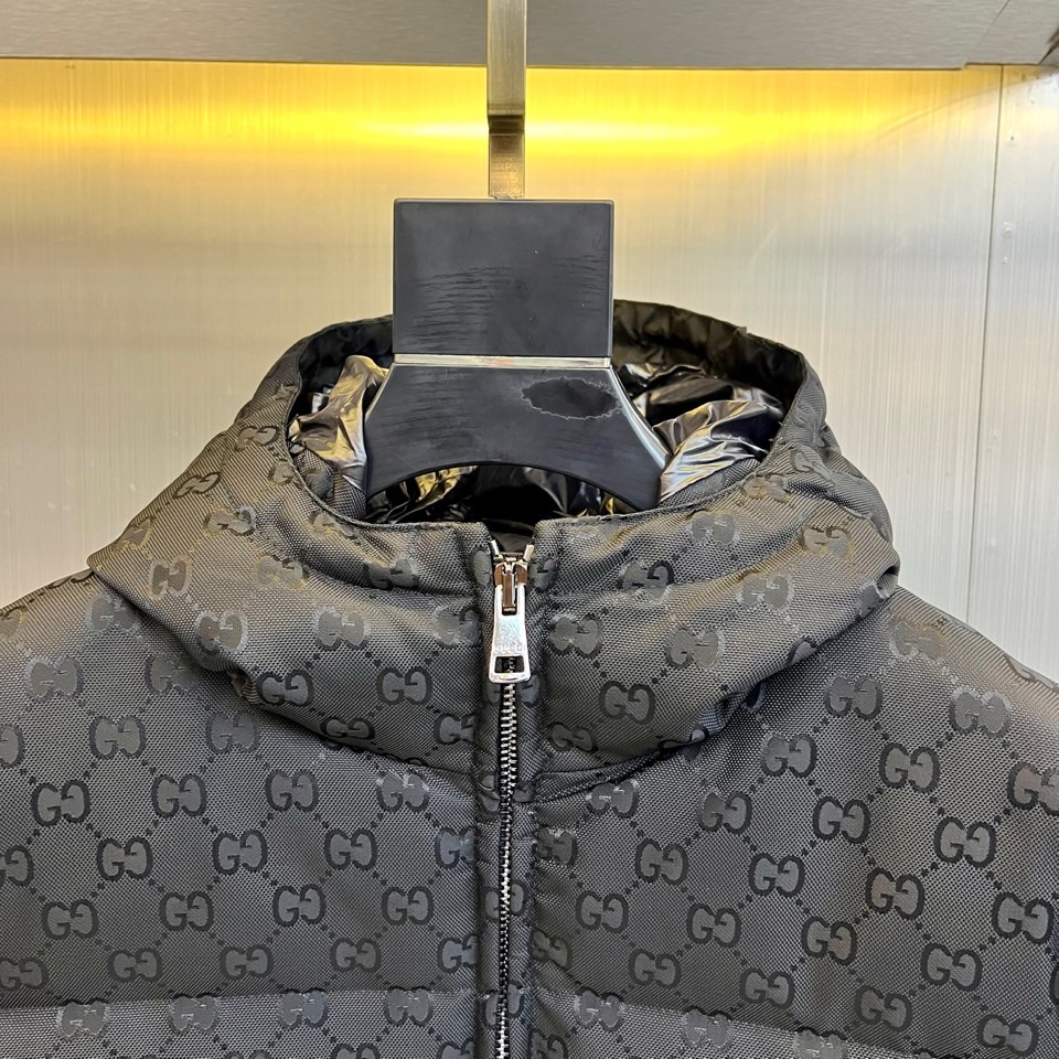 Gu古驰（鹅绒）、2025秋冬新品羽绒服，以经典黑色为基调，通体铺满品牌标志性的双G图案，彰显浓郁的品牌