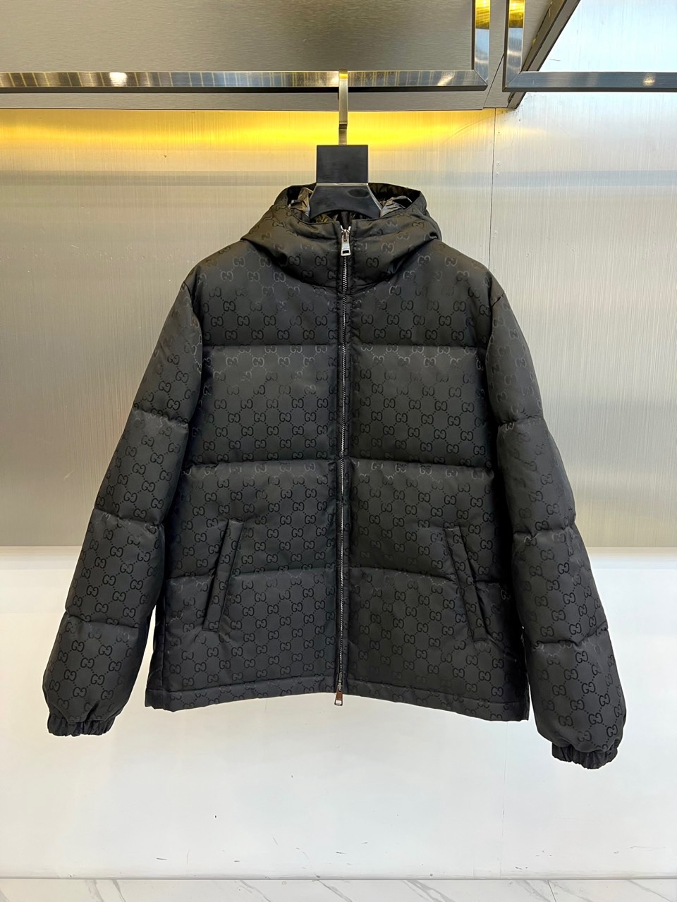 Gu古驰（鹅绒）、2025秋冬新品羽绒服，以经典黑色为基调，通体铺满品牌标志性的双G图案，彰显浓郁的品牌