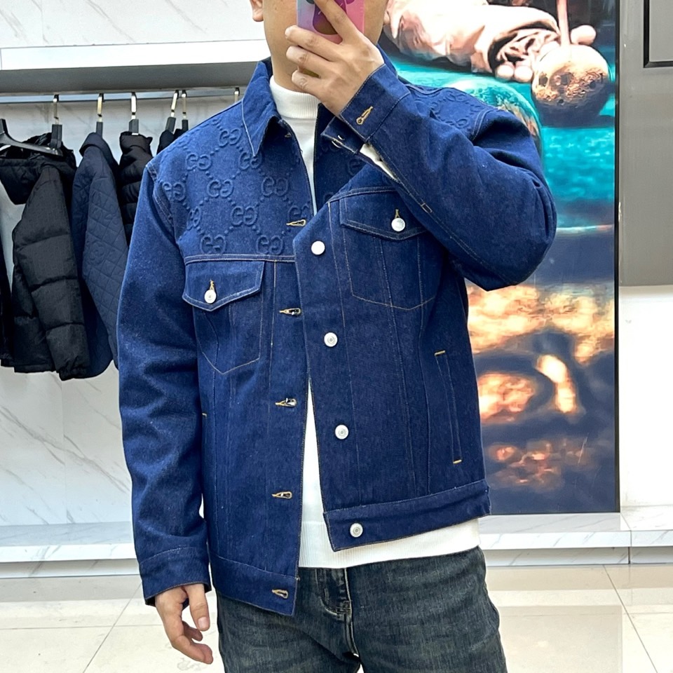 Gucc古驰、2025秋冬新品牛仔夹克以深邃蓝色诠释经典与创新的完美平衡。款式采用标志性的翻领设计与五颗
