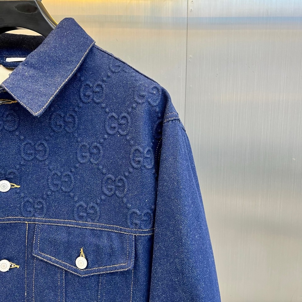 Gucc古驰、2025秋冬新品牛仔夹克以深邃蓝色诠释经典与创新的完美平衡。款式采用标志性的翻领设计与五颗