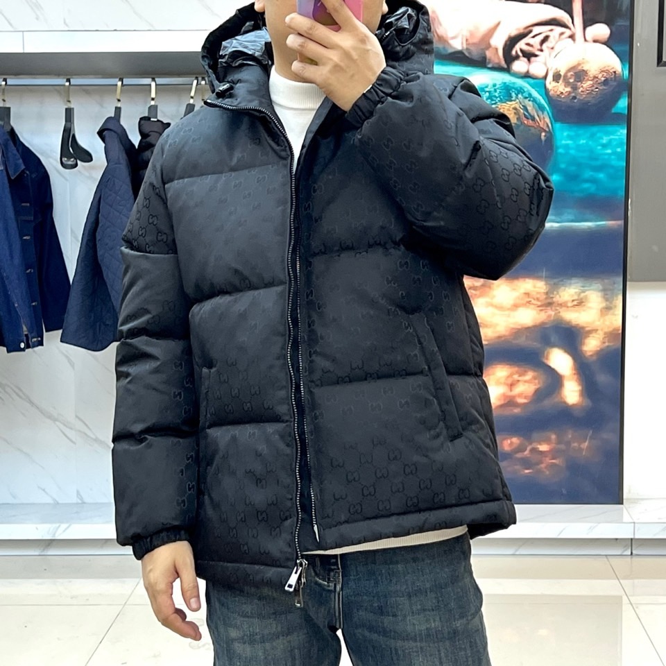 Gu古驰（鹅绒）、2025秋冬新品羽绒服，以经典黑色为基调，通体铺满品牌标志性的双G图案，彰显浓郁的品牌