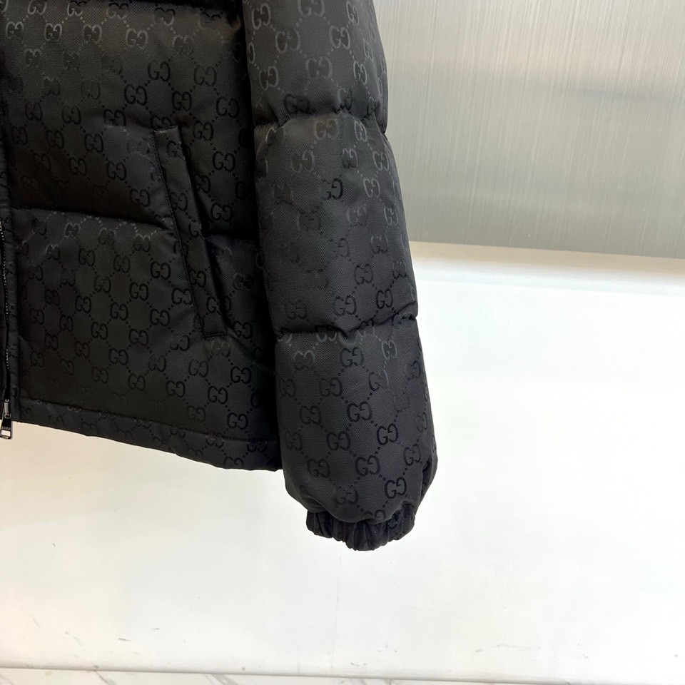 Gu古驰（鹅绒）、2025秋冬新品羽绒服，以经典黑色为基调，通体铺满品牌标志性的双G图案，彰显浓郁的品牌