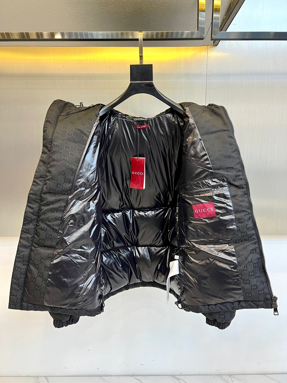 Gu古驰（鹅绒）、2025秋冬新品羽绒服，以经典黑色为基调，通体铺满品牌标志性的双G图案，彰显浓郁的品牌