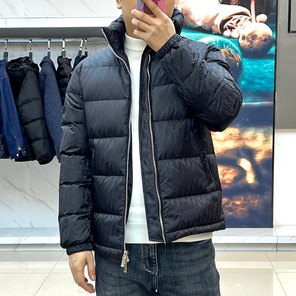 Dio迪奥（白鹅绒）、2025秋冬新品羽绒服。款式采用挺括的立领设计与流畅的拉链闭合，轮廓线条利落大气。