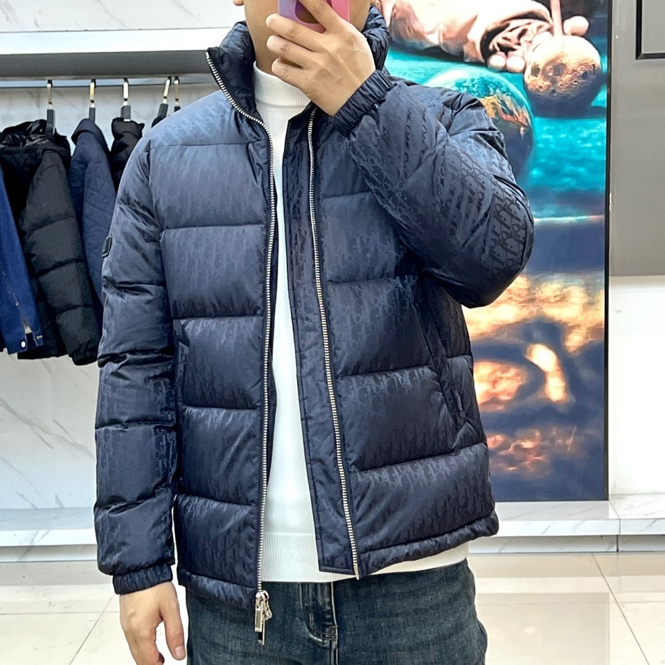 Dio迪奥（白鹅绒）、2025秋冬新品羽绒服。款式采用挺括的立领设计与流畅的拉链闭合，轮廓线条利落大气。