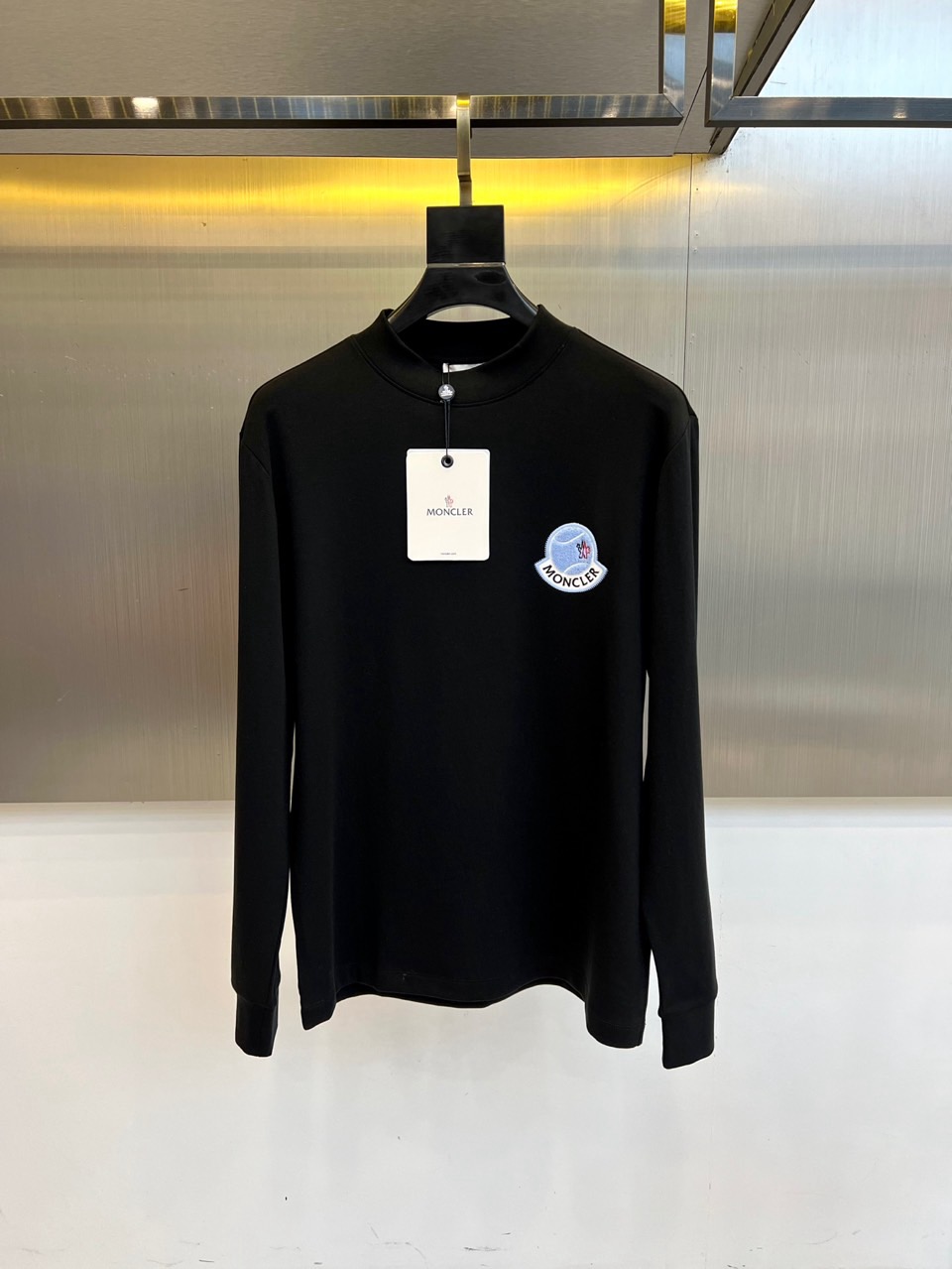 Mon蒙口、2025秋冬新品 MONCLER云感磨毛系列。采用创新莫代尔磨毛面料打造细腻肌肤触感，47%