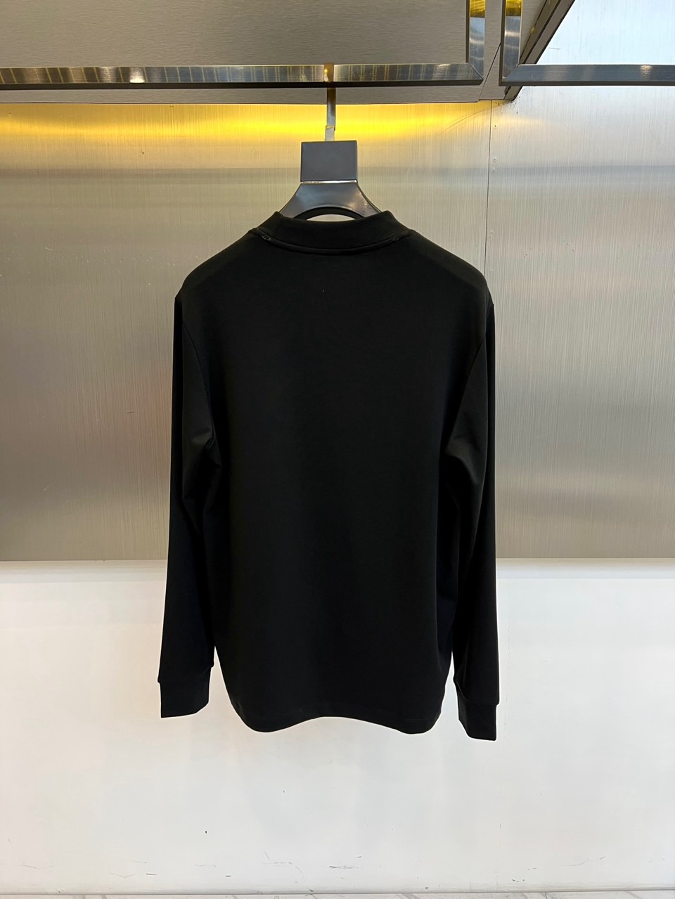 Mon蒙口、2025秋冬新品 MONCLER云感磨毛系列。采用创新莫代尔磨毛面料打造细腻肌肤触感，47%