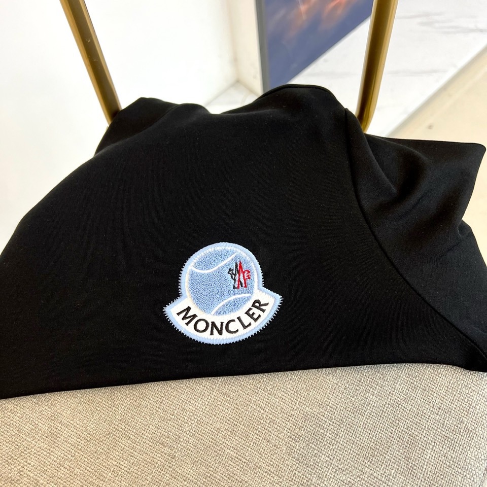 Mon蒙口、2025秋冬新品 MONCLER云感磨毛系列。采用创新莫代尔磨毛面料打造细腻肌肤触感，47%