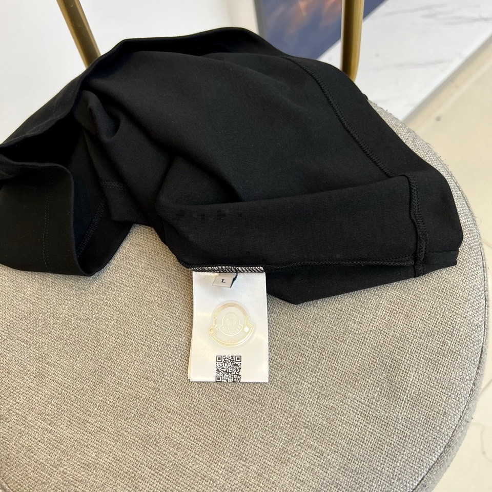 Mon蒙口、2025秋冬新品 MONCLER云感磨毛系列。采用创新莫代尔磨毛面料打造细腻肌肤触感，47%